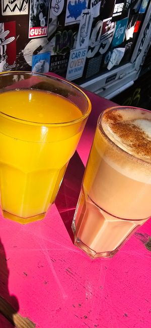Orange juice, oat chai latte at Mamalicious in Hamburg