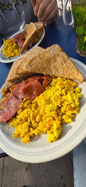 Tofu scramble, toast, veg bacon at Mamalicious in Hamburg