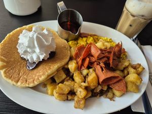 Full Canadian: fried potatoes, bacon, scrambled tofu, Pancake with maple syrup and cream (chocolate chips extra). Nice iced latte! at Mamalicious in Hamburg