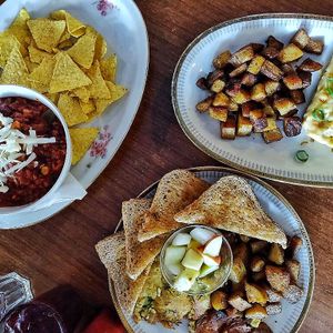 3 dishes: vegan chili (left), vegan mac n cheese (right) and vegan tofu scramble (bottom).  at Mamalicious in Hamburg