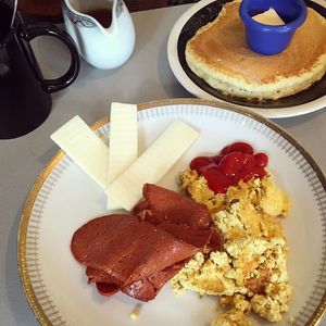 selection of vegan sides (cheese, bacon, tofu scramble, pancake) at Mamalicious in Hamburg