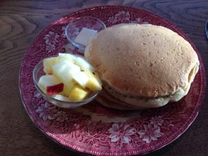 new years breakfast - vegan pancakes wirh fruit at Mamalicious in Hamburg