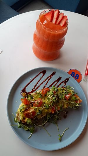Tostada de queso vegana y un jugo arcoíris at Curioso Cafe in Medellin