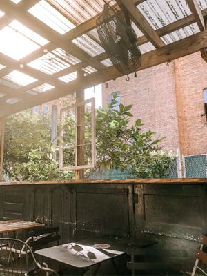 Outdoor seating at The Sentient Bean in Savannah