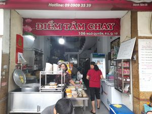 Looking in at Song Liên in Ho Chi Minh City