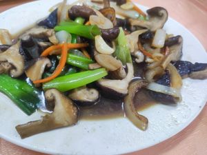 Braised mushrooms at Shizhao Tongxin Food - 石棹 彤炘美食 in Zhuqi Township