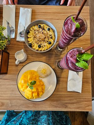 smoothie bowl, mango sticky rice, blueberry shake at D'oasis Cafe' at Railay Beach in Krabi