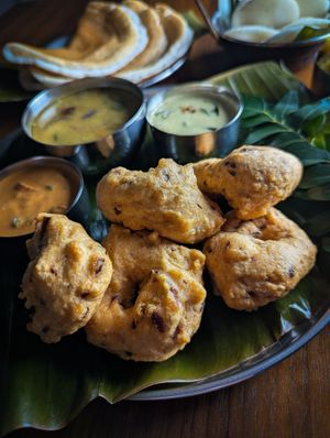 Medu vada, sambar, chutneys at Indian Corner  in Lyon