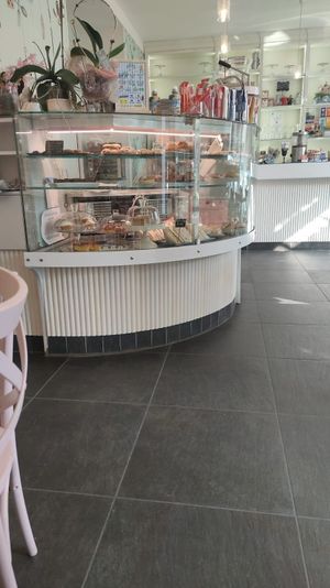 Nella vetrinetta si possono scegliere i tramezzini vegetariano o vegani e i dolci at Jlu's Brunch & Coffee in Saluzzo