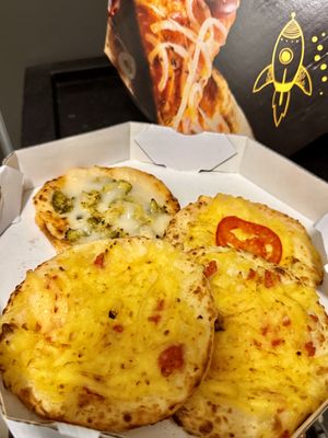 Esfiha of the flavours Cheese with tomato, cheese with broccoli and chorizo with cheese  at Pizzaria da Rita in Sorocaba