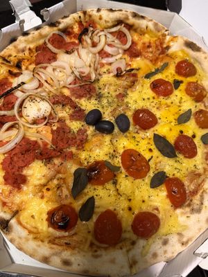 Calabresa and cheese pizzaa  at Pizzaria da Rita in Sorocaba