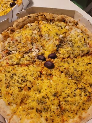 Meia portuguesa vegana e meia frango vegano at Pizzaria da Rita in Sorocaba