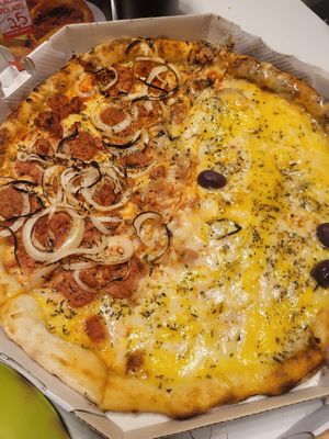 Meia calabresa vegana e meia quatro queijos veganos at Pizzaria da Rita in Sorocaba