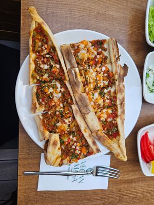 Kıymalı peynirli pide at Vegan Masa - Kadikoy in Istanbul