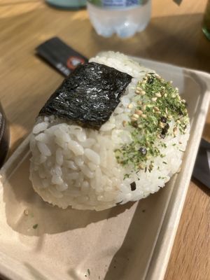 Onigiri ripieno di avocado e carote  at ZEN in Padua