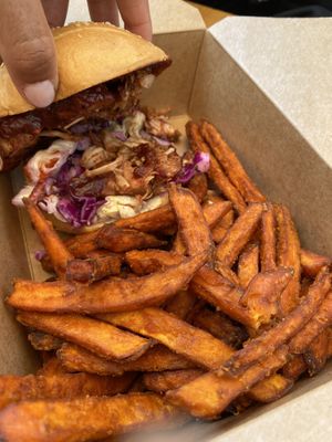 BBQ jackfruit sandwich 😋👍🏽 at Higher Taste Plant Based in Long Beach