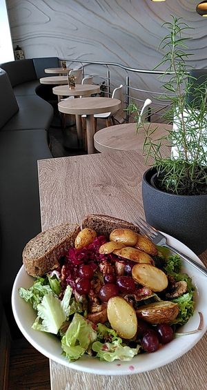 Vegan harvest salad at Dean & David - Osterstrasse in Hannover