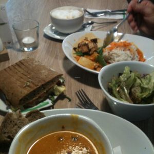 Möhren-Mango Suppe, Sandwich, Gemüse mit Curry und Reis  at Dean & David - Osterstrasse in Hannover