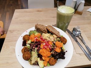 Falafel salad at Dean & David - Osterstrasse in Hannover