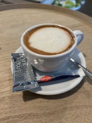 Flat white 3,60€
soy milk 0,60€
  at Kattencafé Stripe in Dordrecht