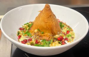 Samosa chat 
Knapperige samosa's worden geserveerd met kwark, muntsaus en pittige kikkererwten. at Ishaan Pure Veg in Schiedam