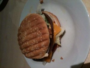 the classic burger with 'cheese' at Befried in Hamburg