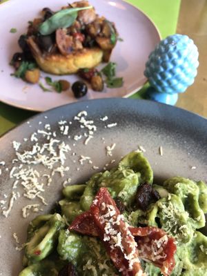Super lecker authentisch sizilianisch! Orecchiette mit Palmkohl-Pesto und getrockneten Tomaten.  at Vegetal Food by Grace in Antwerpen