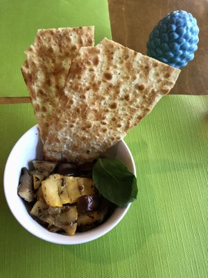 Ein Gruß aus der Küche. Das dünne Brot mit Oregano war der perfekte Beleiter zum leicht warmen Antipasti. Wir haben direkt zwei Packungen bei Grace gekauft.  at Vegetal Food by Grace in Antwerpen
