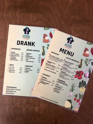 Grace hat uns die Gerichte beschrieben und wir waren mega happy mit unserer Wahl.  at Vegetal Food by Grace in Antwerpen