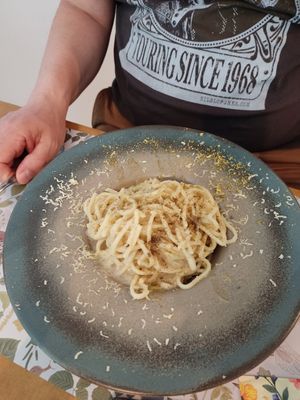 Pasta cacio e pepe at Vegetal Food by Grace in Antwerpen