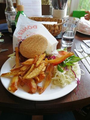 Jackfrucht Burger mit Pommes und Salat :)  at Zum Gluecklichen Bergschweinchen in Kassel