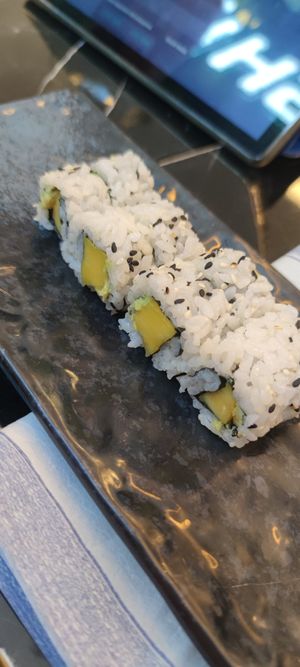 Uramaki mango e avocado at Sushi One in Verzuolo