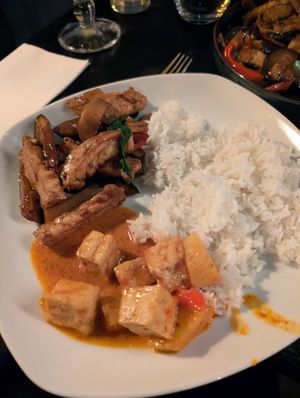 The two main courses we ordered served with white rice at Restaurant Thai Chili in Utrecht