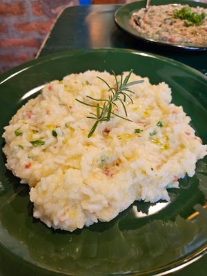Arroz de pamonha com queijo de mandioca derretido, cremoso e saboroso at Cervejaria Raízes in Corrego Do Bom Jesus