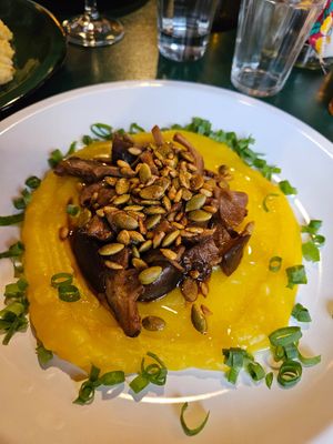 Purê de shitake muito cremoso, shitake muito bem temperado e sementes tostadas trazendo crocância at Cervejaria Raízes in Corrego Do Bom Jesus