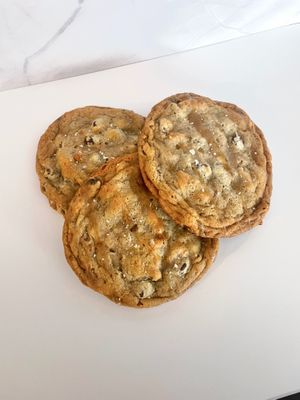 HSG Mix - Pretzels, dark chocolate, toffee-like glaze, sea salt at Happy Sprouts Goodies - Pre-order in Glenville