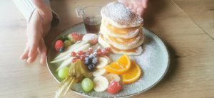 Pancake Tower mit Ahornsirup at Coffee Brew Düsseldorf CAFÉ & BAR in Dusseldorf