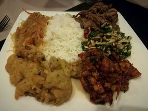 veggie buffet rice with 6 dishes at Veggie Table in Ubud