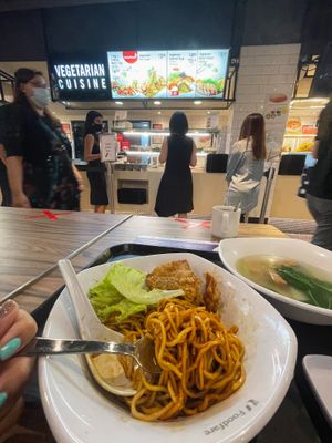 腐竹皮干捞面+汤
5.5$
面条和黑酱油 味道很好 at Compassion Vegetarian Cuisine 慈悅素 in Central Singapore