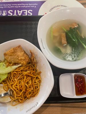 腐竹皮干捞面+汤
5.5$
面条和黑酱油 味道很好 at Compassion Vegetarian Cuisine 慈悅素 in Central Singapore