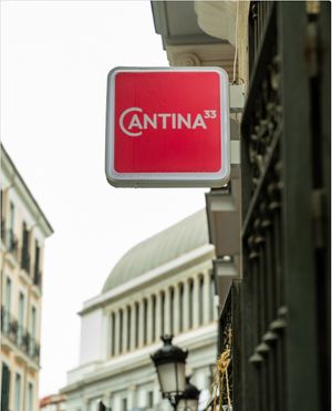 ¡Perfecto! Aquí tienes una descripción ajustada que resalta la comida venezolana de Cantina 33:
Ubicada en la encantadora calle Campomanes 5, Cantina 33 es un rincón que celeb at Cantina 33 - Food Market - Brunch in Madrid