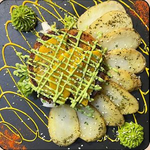 Medallón de quinoa cocida a fuego lento, pimentón dulce, cubierto de calabaza al horno y salsas de espinacas, acompañado con adeliciosas patatas al horno. at Cantina 33 - Food Market - Brunch in Madrid