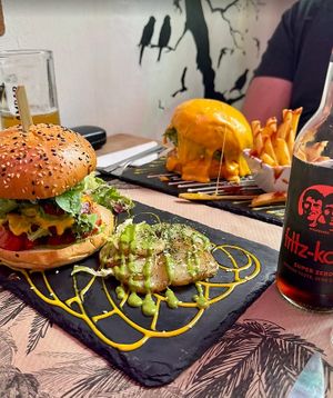 🍔✨ ¡Ven a Cantina 33 y prueba nuestra deliciosa hamburguesa Pollissima!  at Cantina 33 - Food Market - Brunch in Madrid