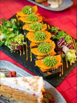 ¡Descubre nuestra irresistible focaccia negra en Cantina 33! Este delicioso plato combina una suave base de focaccia negra con un cremoso queso crema, exuberante salmón de la hue at Cantina 33 - Food Market - Brunch in Madrid