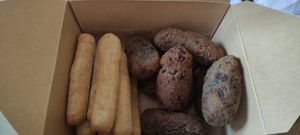 Tequeños y croquetas de champiñones at Goggy Vegetarian in Mostoles
