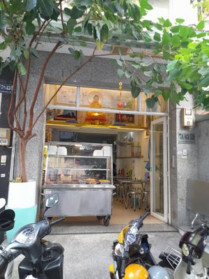 Looking in at Thiên Ý in Ho Chi Minh City