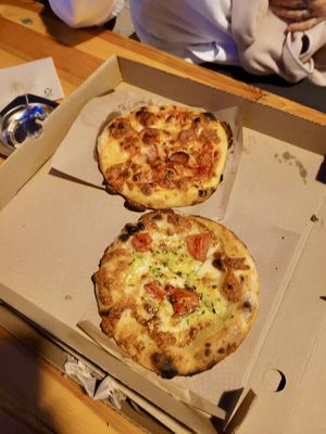 Vegan pizzetas  at Gina Melenas in Valencia