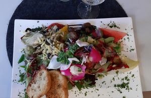 Veganer Antipastiteller mit (hausgemachtem) Knoblauchbrot at Petersilchen in Xanten