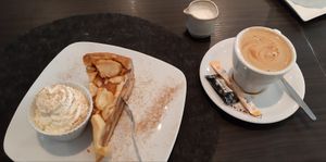 Leckerer Apfelkuchen mit Zimt und veganer Sahne, sowie Kaffee mit Mandel-, und Hafermilch at Petersilchen in Xanten