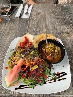 Meatballs (Satèspiess) mit Erdnusssauce und Salat at Petersilchen in Xanten